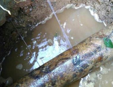 延平楼顶渗水维修公司分享下地暖漏水的原因及检测方法。